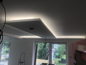 Osvětlení podhledu rodinného domu.