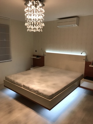 Osvětlení postele pomocí zabudovaných pohybových čidel