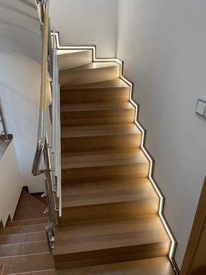 Osvětlení schodiště pomocí bočních lišt