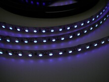 UV LED pásek 9,6W/m original UV čip, 12V, IP20 UV LED pásek 9,6W/m original UV čip, 12V, IP20