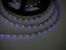 UV LED pásek 4,8W/m original UV čip, 12V, IP20 UV LED pásek 4,8W/m original UV čip, 12V, IP20