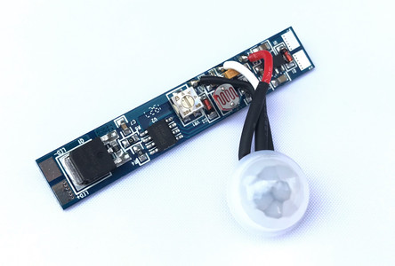Pohybový senzor PIR2S do profilu se soumrakovým čidlem 2-60lux, 40 sec, 8A, 12-24VDC, dosah 2m
