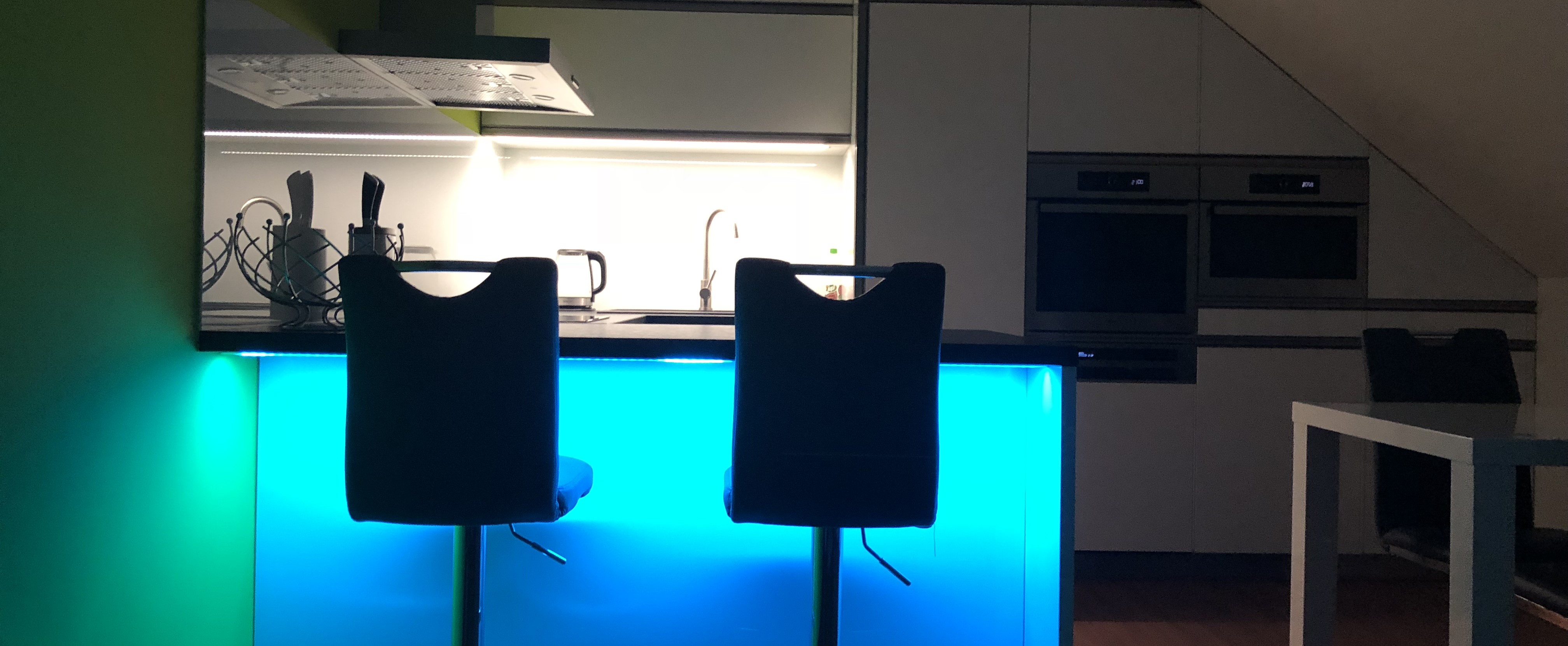 Volba barvy světla pro LED pásky v kuchyni.